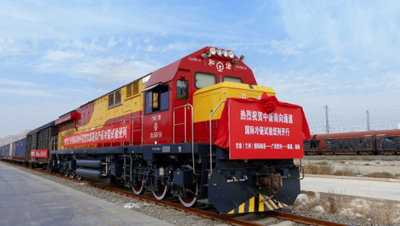 統(tǒng)籌班列運營管理、貨源組織、開行計劃、跨境聯(lián)運，爭取圖定班列、運費下浮和班列補貼等政策，對各港口定位和布局優(yōu)化調(diào)整，重點開展中歐、中亞、南亞、西部陸海新通道國際班列貨源組織、開行計劃，推進班列運營管理和通道建設(shè)；零擔貨物去程班列集拼集運和回程班列集散分撥；整車貨物及大宗物資集拼集運和分撥加工等業(yè)務(wù)，在國際班列沿線重要節(jié)點布局海外加工基地、物流基地及海外倉等，增強國際班列集聚輻射效應(yīng)。